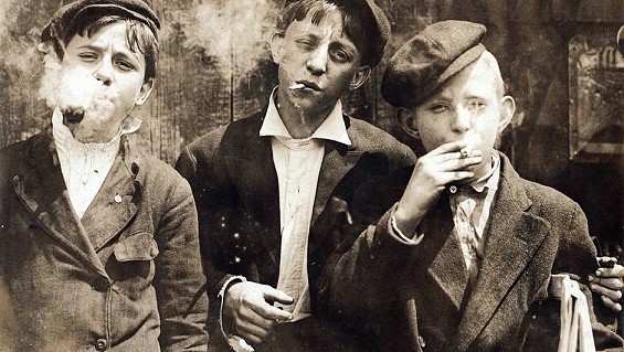 Rauchende Jugendliche in den 1920er Jahren. Quelle: ARTE. Foto: Library of Congress, Public Domain.
