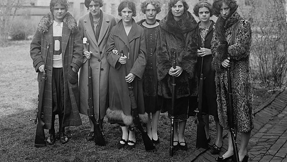"Flapper" genannte Mädchen pflegten in den 1920er Jahren einen provokanten Lebenstil, über den sich die Erwachsenenwelt empören sollte. Quelle: ARTE. Foto: Library of Congress, Public Domain.