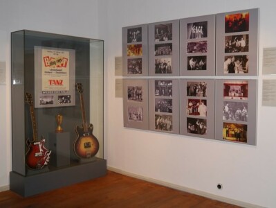 Blick in die Ausstellung - Bands wie die Oldenburger Stingrays brachten den Beat in die Tanzschuppen.