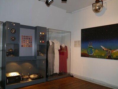 Blick in die Ausstellung: Was Disko auch ausmachte - Technik - Kleidung - Dekorationen.